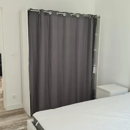 Centre Magnifique A 2 Mn De La Et Du Port, Tous Les Commerces A Proximite Idealement Place Daire *